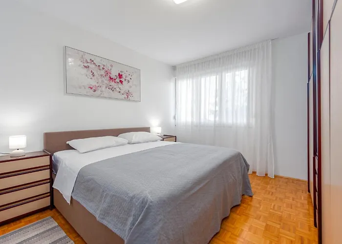 Appartement 2 Bedroom Stunning In *